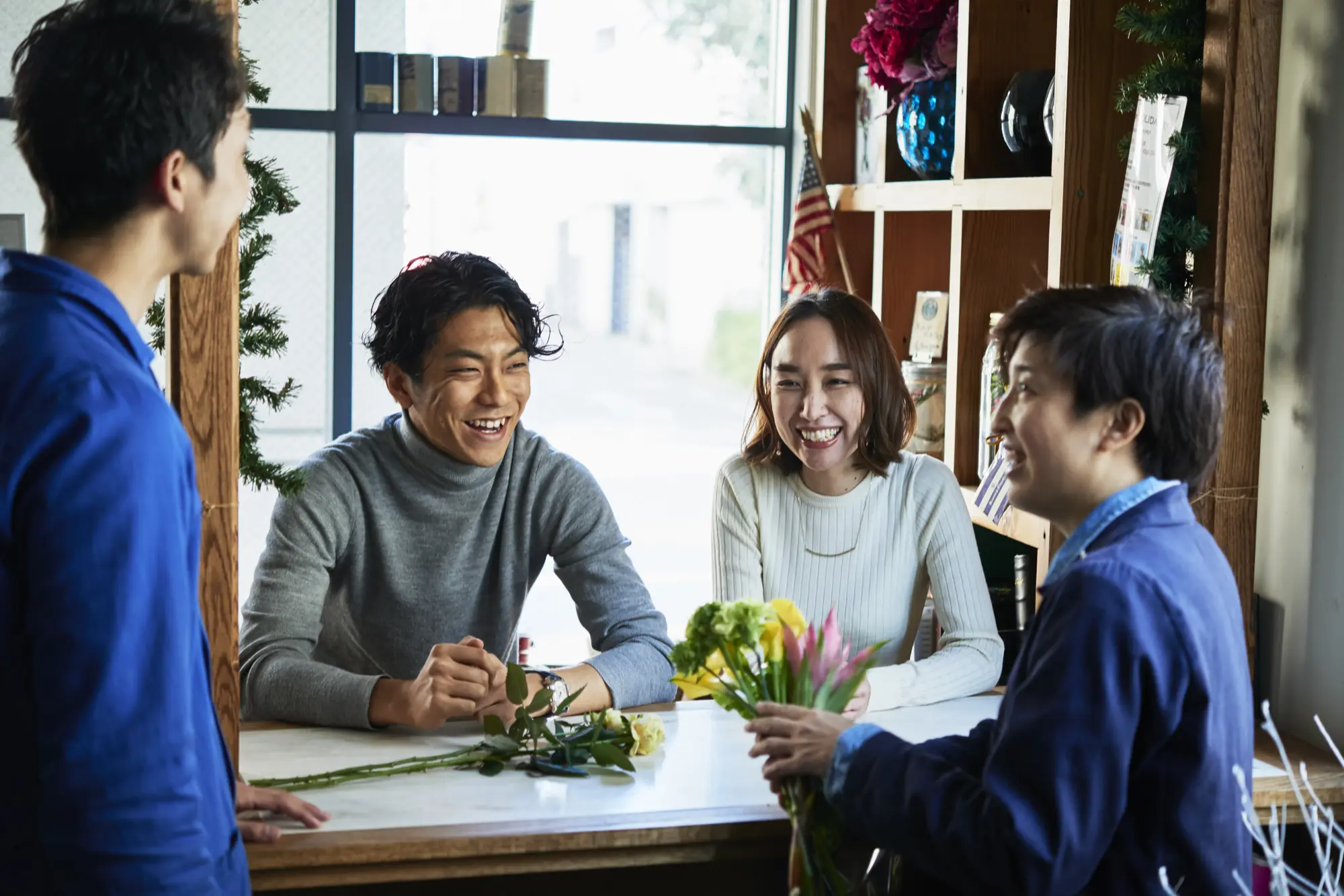 店内でお客様と打ち合わせをするスタッフ